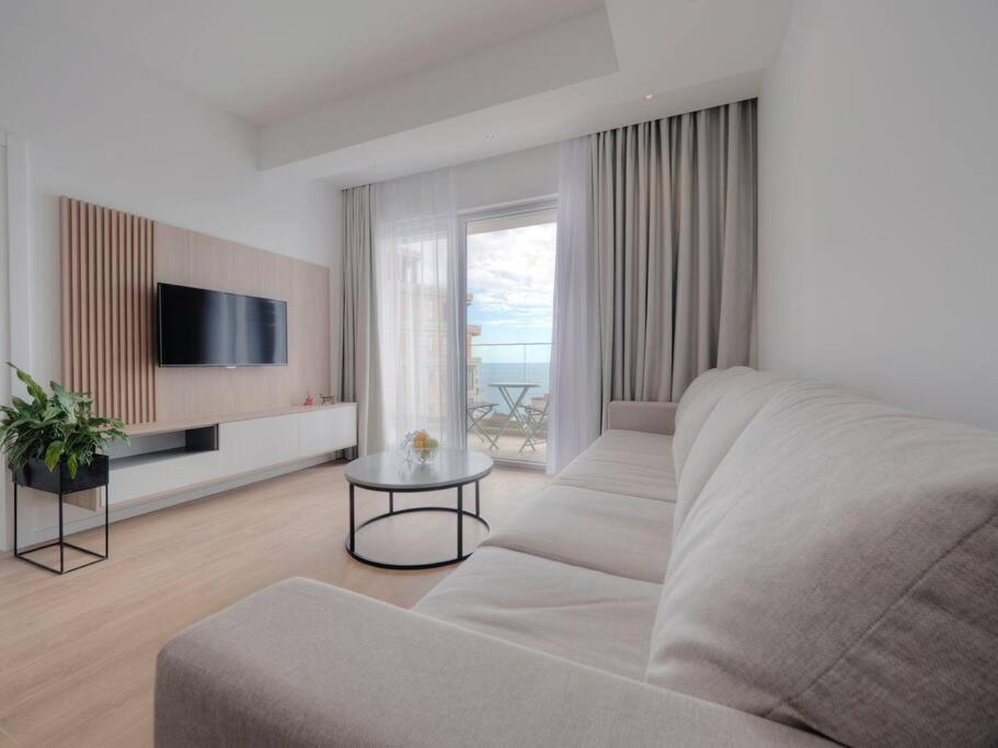 Lovely Partial Sea View One Bedroom Flat In Horizon Residences A24 Bečići